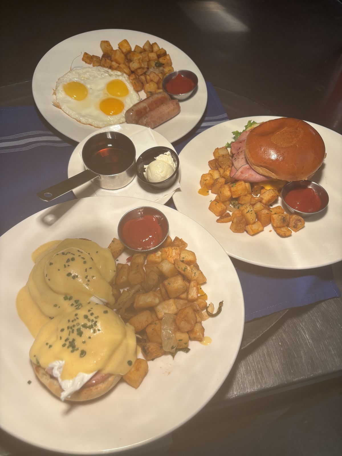 Brunch eggs benedict
