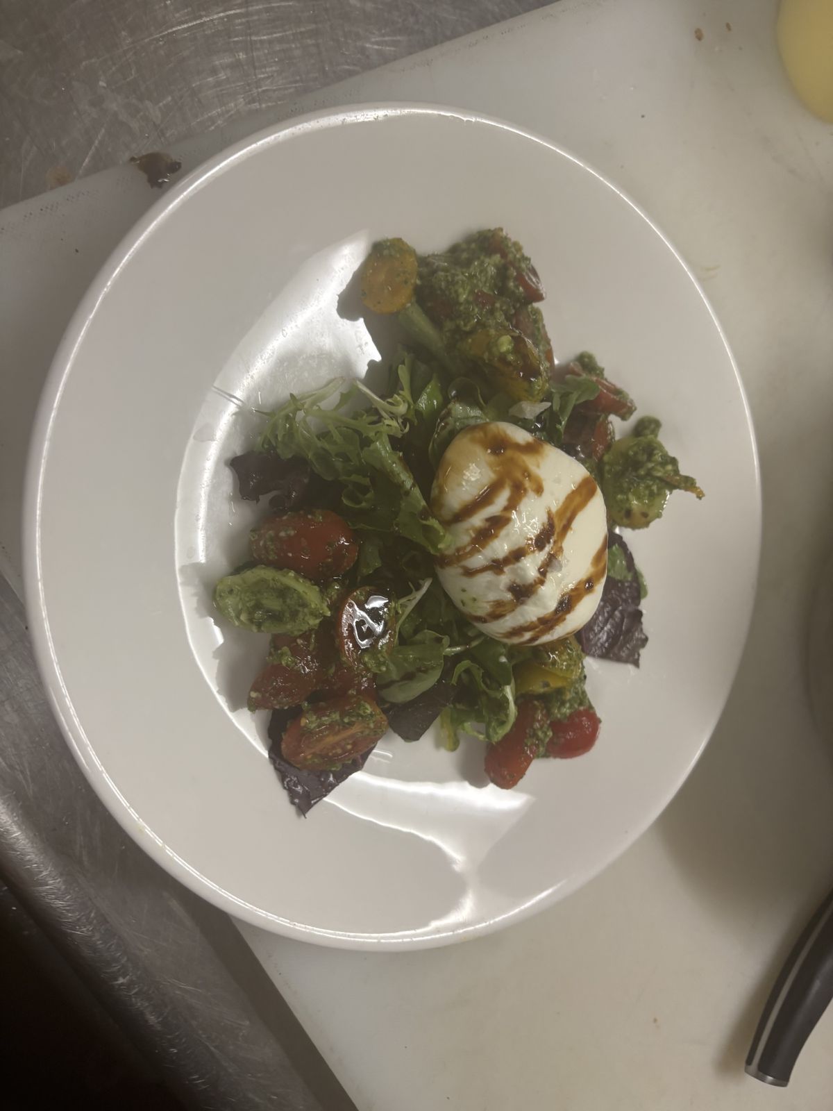 Seared scallops on salad